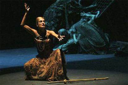 María Martínez de Tejada, en el papel de Medea-tierra, en una escena de 'Medea', de la compañía Atalaya.