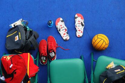 Detalle de las pertenencias de los jugadores de waterpolo en Rio de Janeiro durante un entrenamiento