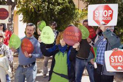 Una veintena de personas de la Plataforma Stop Desahucios de Teruel, con carteles de "Sí se puede""Pero no quieren", ha protestado cerca de la casa del diputado del PP en el Congreso, Santiago Lanzuela, para pedirle que vote a favor de la Iniciativa Legislativa Popular (ILP) presentada por el colectivo.