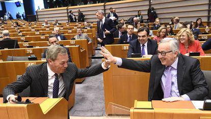 Juncker y Farage, al comienzo de una sesión plenaria en el Parlamento Europeo, en mayo de 2018.