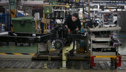 Un operario trabaja sobre una plataforma en la planta de Nissan de la Zona Franca, este martes.