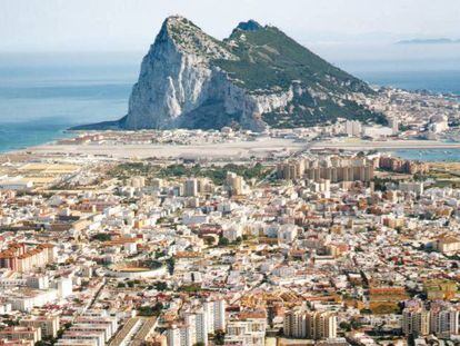 Vista aérea de La Línea, con Gibraltar al fondo.