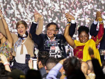 Gustavo Petro y Francia Marquez, acompañados de sus familias, celebran el cierre de la primera vuelta, en las elecciones presidenciales de Colombia.