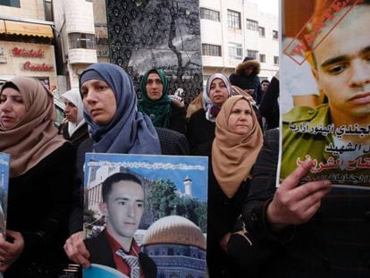 Civiles palestinos se manifiestan durante el juicio contra Elor Azaria, este mi&eacute;rcoles en Hebr&oacute;n. 