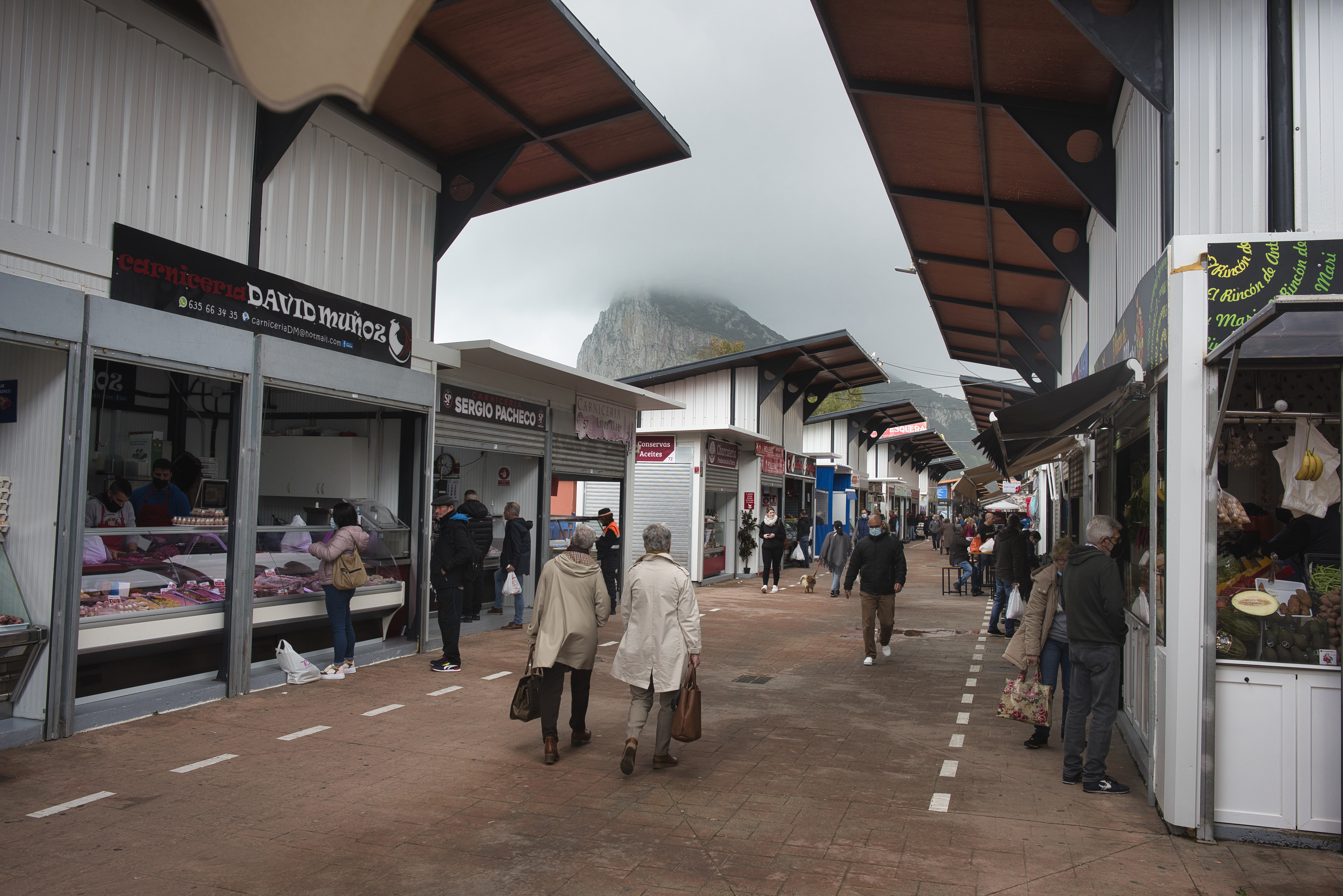 El mercado provisional de La Línea de la Concepción, instalado ahora a pocos pasos de la frontera de Gibraltar