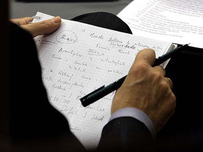 José Luis Rodríguez Zapatero, con un cuaderno de notas, en su escaño durante el debate en el pleno del Congreso sobre la crisis.