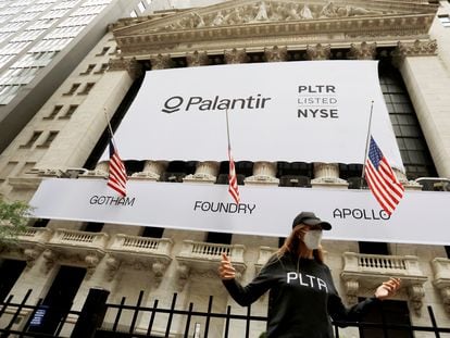 El logo de Palantir en la fachada de la Bolsa de Nueva York, este miércoles.