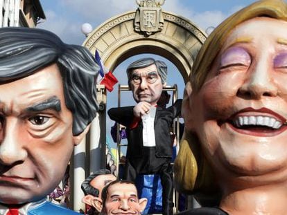 Figuras de Marine Le Pen, Fran&ccedil;ois Fillon (izquierda) y otros candidatos a la presidencia de Francia, en el carnaval de Niza, el domingo.