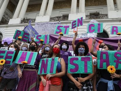 Una protesta feminista a las puertas de un tribunal en Río de Janeiro, en noviembre de 2020.