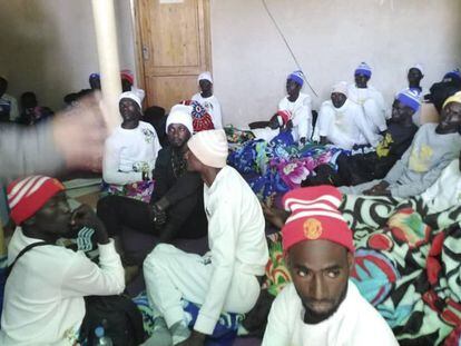 Supervivientes de la patera que naufragó el miércoles en Mauritania.