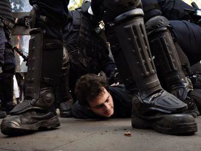 Los Mossos cargan contra manifestantes que han intentado saltar diversos cordones policiales