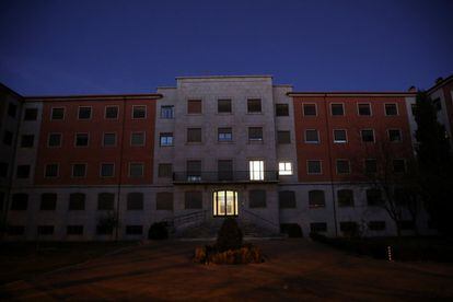 Fotografía tomada al anochecer del colegio de los Padres Trinitarios, en Salamanca, donde Teresa Conde asegura que fue violada durante casi tres años por un sacerdote que tenía 30 años más que ella. La imagen es del pasado 7 de febrero. Esta mujer, una profesora de filosofía de 52 años, cuenta que "el violador quedó sin castigo en ese momento y los que lo encubrieron han quedado impunes ahora".