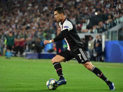 Cristiano Ronaldo conduce la pelota en el partido contra el Bayer Leverkusen.