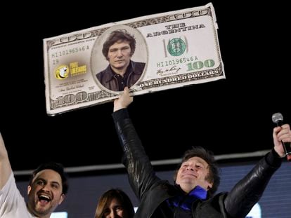 Javier Milei sostiene una imagen de un billete de 100 dólares con su rostro durante su acto de cierre de campaña en Córdoba, Argentina, el jueves 16 de noviembre de 2023.