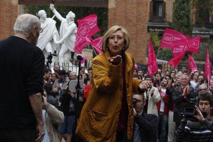 Rosa Díez, junto al monumento de Daoíz y Velarde, en Madrid.