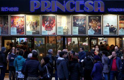 Cola a la entrada a los Cines Renoir Princesa en Madrid.