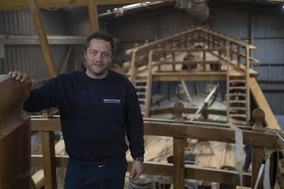 Alfonso Pérez, director de la construcción de la nao, en la cubierta de gobierno.