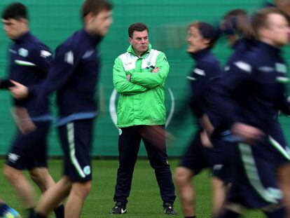 Hecking dirige el último entrenamiento del Wolfsburgo.