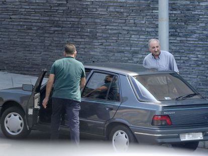 El exjefe de la Policía de Ourense, Abelardo Ulloa (de frente) junto al coche con el agente que usa de chófer particular.