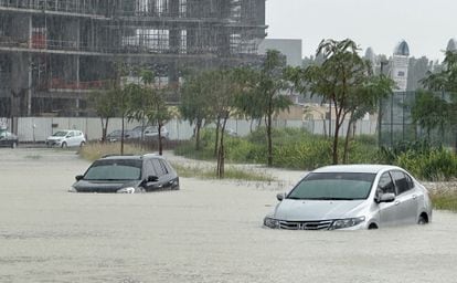 Vehículos bajo el agua debido a las lluvias en Dubái, el martes.