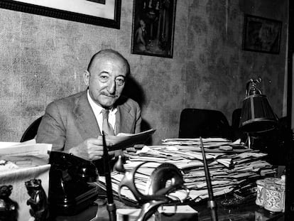 El escritor y periodista Wenceslao Fernández Flórez posa en su despacho en Madrid en julio de 1958.