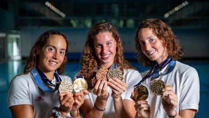 Las nadadoras del equipo nacional de natación artística, Txell Mas, Iris Tió y Paula Ramírez posan con sus medallas de oro en la piscina donde entrenan en el CAR de Sant Cugat del Vallés en Barcelona.