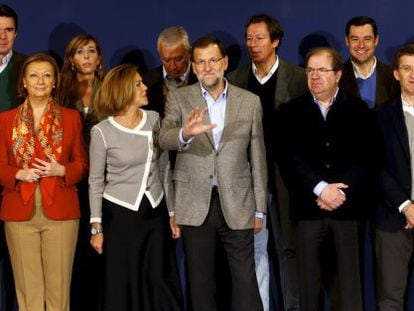 El president del Govern i del PP, Mariano Rajoy, amb càrrecs i barons del partit a l'acte sobre la Constitució.