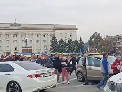 Vecinos de Jersón celebran la retirada rusa de la ciudad y rodean un vehículo con soldados ucranios, en imágenes de un vídeo difundido el 11 de noviembre.