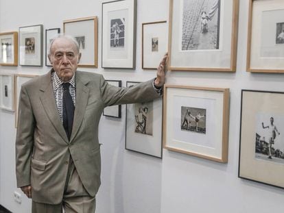 El artista Eduardo Arroyo, en el Museo Lázaro Galdiano, de Madrid, en 2017, en una exposición con su colección de fotografías.