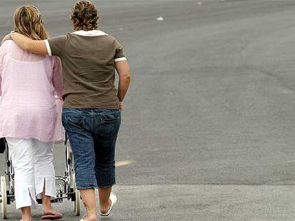 Antonia Meléndez (izquierda) y María Ángeles Zucilla, con su hija.