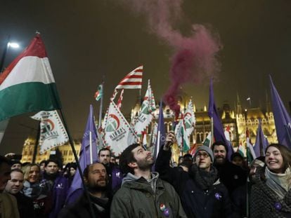 Manifestantes a las afueras del Parlamento húngaro, este viernes en Budapest.