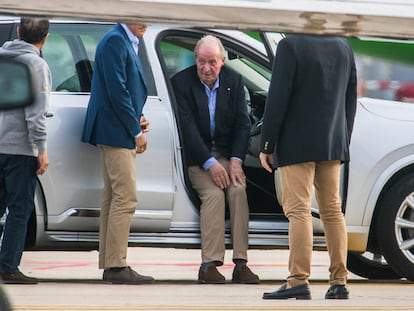 El rey emérito, a su llegada al aeropuerto de Vigo el 19 de mayo.