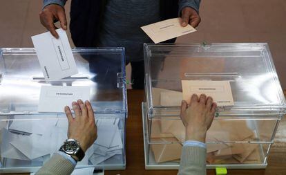 Un votante en las elecciones generales del pasado 28 de abril en un colegio de Madrid.