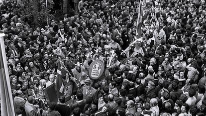 Cientos de daneses invaden Huéscar para celebrar el día de la paz, el 11 de noviembre de 1981, en una imagen de 'Granada hoy' compartida por el Archivo Municipal del pueblo granadino.