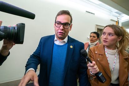 George Santos rodeado por periodistas el jueves el jueves 26 de enero de 2023 en los pasillos del Capitolio à Washington.