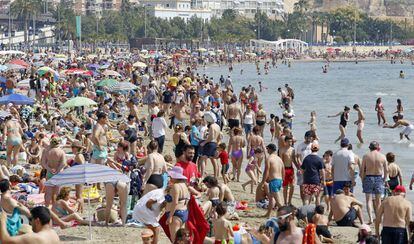La playa del Postiguet de Alicante esta Semana Santa.