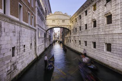 El puente de los Suspiros, del siglo XVII (en la foto), uno de los más famosos de Venecia (Italia), cruza el Rio Di Palazzo, uniendo el Palacio Ducal con la antigua prisión de la Inquisición. Los suspiros iniciales que le dieron nombre eran los de los reos que aquí veían, por última vez, la luz del sol, pero actualmente quienes suspiran son los enamorados de todas las nacionalidades que han convertido este puente en uno de los puntos más románticos de la ciudad italiana. Según la creencia popular, la pareja que se dé un beso pasando en góndola por debajo del Puente de los Suspiros tendrá felicidad y amor eternos.