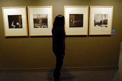Una mujer observa varias de las imágenes, ayer en la Fundación Barrié de A Coruña.