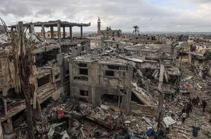 Palestinos inspeccionan los destrozos en sus casas, causados por los ataques israelíes, en la ciudad de Khuzaa, al este de Jan Yunis, este lunes, durante la tregua acordada entre Israel y Hamás.