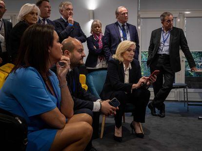 French far-right party Rassemblement National's (RN) presidential candidate Marine Le Pen (C) reacts after the first results of the first round of the Presidential election in Paris, on April  10, 2022. (Photo by JOEL SAGET / AFP)