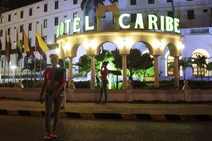 Prostitutas frente al Hotel Caribe.