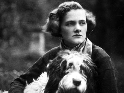 La escritora Daphne Du Maurier, junto a su perro, en 1930,