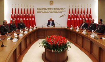 Fotografía del Consejo Militar del 1 de agosto pasado, con el primer ministro turco, Tayyip Erdogan, al centro