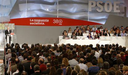 El secretario general del PSOE andaluz y presidente del congreso federal dirige un saludo de bienvenida a los asistentes.