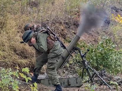 Soldados prorrusos de las milicias de Donetsk, en un lugar sin identificar de Ucrania, en una imagen distribuida por el Ministerio de Defensa ruso, este lunes.