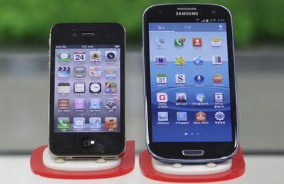 Un tel&eacute;fono m&oacute;vil de Apple y otro de Samsung