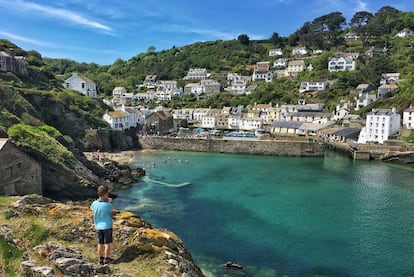 Casitas de pescadores cubiertas de flores y calles estrechas repletas de tiendas de artesanía. El aspecto actual de Polperro dista mucho del de aquel pueblo famoso por el contrabando en los siglos XVIII y XIX, y cuya historia se conserva gracias al museo local. La escasa cobertura telefónica lo convierte en un lugar perfecto para olvidarse de todo y dedicarse a caminar por el Sendero de la Costa Sudoeste.