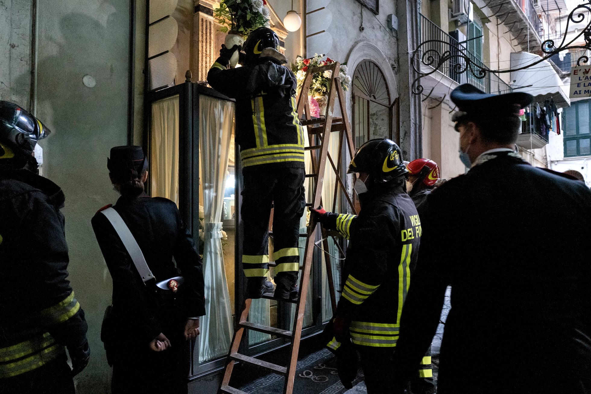 Los bomberos retiran la capilla del joven delincuente fallecido Emanuele Sibillo