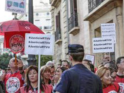 Trabajadores afectados por el ERE de Radiotelevisión Valenciana protestan a las puertas del TSJ de la Comunidad Valenciana. EFE/Archivo