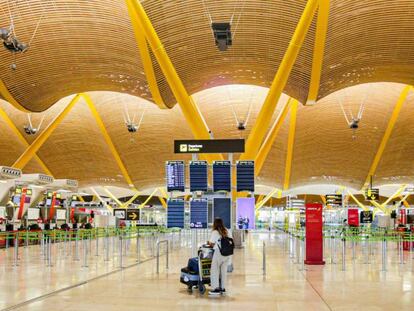 Una pasajera en la Terminal 4 del aeropuerto madrileño de Barajas. 